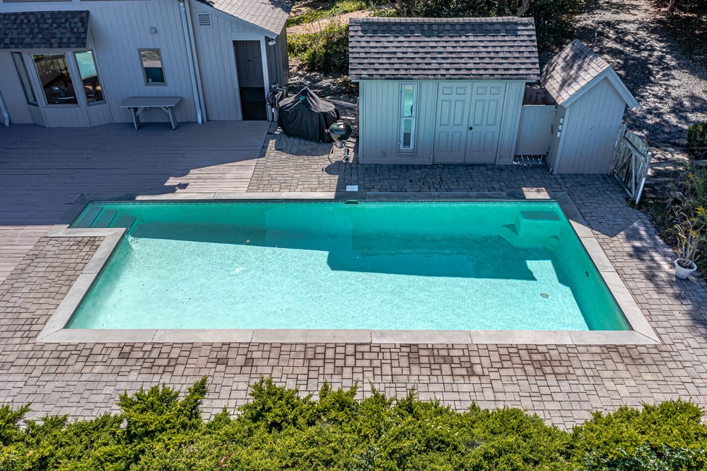 Pool & pool house